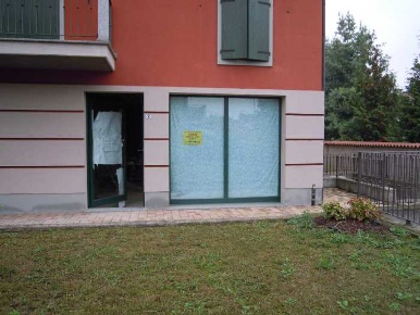 Foto Attività commerciale in Via --, Gorlago di 87 m² con 2 locali