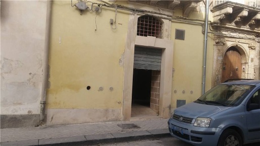 Foto Locale commerciale in Via GARIBALDI, Noto Centro di 80 m² con 3 locali