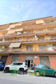 Foto Locale commerciale in Via trentino 24, Napoli Secondigliano di 60 m²