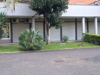 Foto Locale commerciale in Via di Dragoncello 483, Roma Acilia di 154 m²