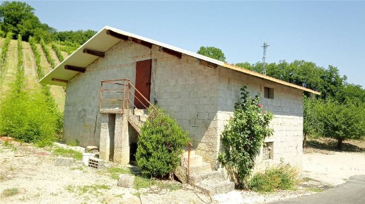 Foto Magazzino in Via SERRE BASSE, Matelica di 51 m² con 1 locali