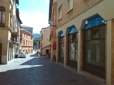 Foto Negozio in Via Garibaldi, Terni Centro Storico di 70 m² con 1 locali