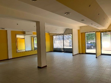 Foto Locale commerciale a Latina Piccarello di 190 m² con 3 locali