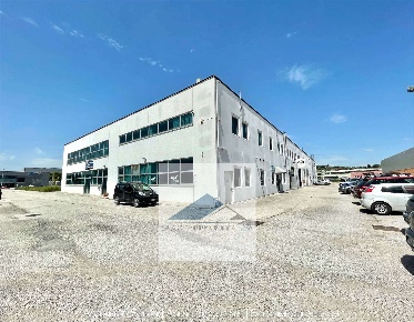 Foto Laboratorio a Macerata Piediripa di 300 m² con 3 locali in affitto