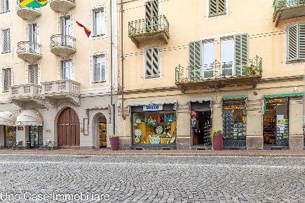 Foto Negozio a Ivrea di 237 m² con 2 locali in vendita