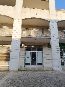 Foto Negozio in Via Giovanni XXIII 109, Ostuni di 48 m² con 1 locali