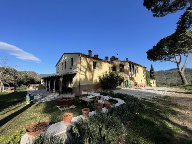 Foto Agriturismo a Massa Marittima di 450 m² con 19 locali in vendita