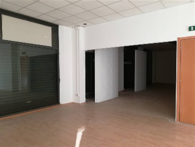 Foto Negozio in Via del Raggio Vecchio, Terni Brin di 100 m² con 1 locali