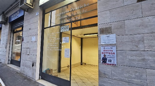 Foto Negozio in Via Caronda 180, Catania Borgo di 38 m² con 2 locali