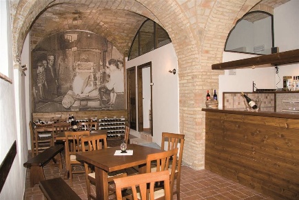 Foto Locale commerciale a San Severino Marche Centro di 97 m² con 1 locali