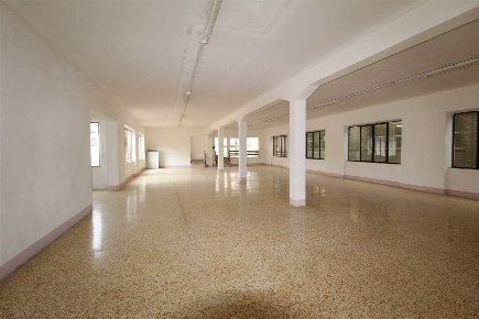 Foto Locale commerciale a Poggibonsi di 500 m² con 3 locali in affitto