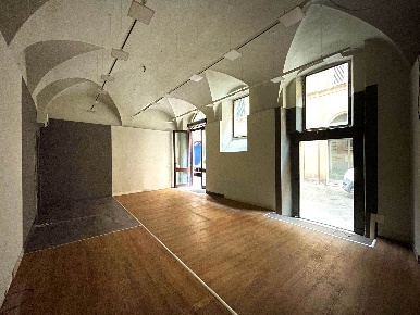 Foto Locale commerciale a Siena Pispini di 92 m² con 2 locali in affitto
