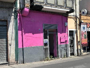 Foto Negozio in Via Roma 166, Mascalucia Centro di 45 m² con 2 locali