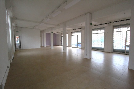 Foto Locale commerciale a Colle di Val d'Elsa di 300 m² con 2 locali