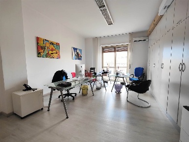 Foto Ufficio in via galleria giardiello 02, Avellino di 200 m² con 6 locali