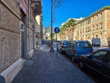Foto Negozio in Corso Garibaldi, Salerno Centro di 64 m² con 2 locali