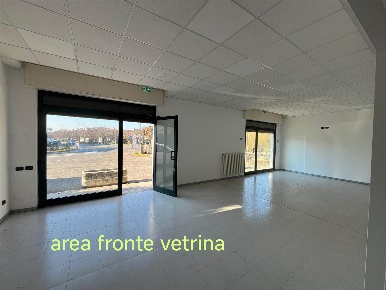 Foto Negozio a Medolla Centro di 89 m² con 4 locali in affitto