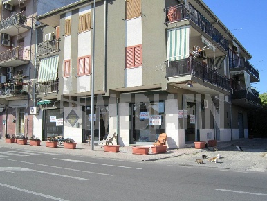 Foto Locale commerciale in VIALE SANT'ANGELO 47, Corigliano-Rossano