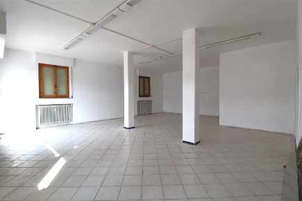 Foto Locale commerciale a Poggibonsi di 91 m² con 1 locali in affitto