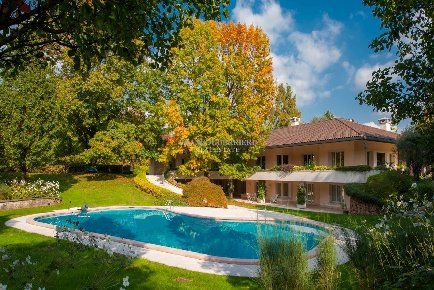 Foto Villa unifamiliare in Via De Gasperi, Casatenovo di 1150 m² in vendita