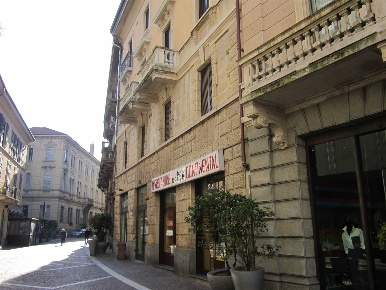 Foto Negozio in VIA MANZONI 11, Gallarate Centro di 77 m² con 2 locali