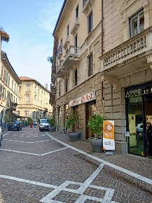 Foto Negozio in VIA MANZONI 11, Gallarate Centro di 65 m² con 2 locali
