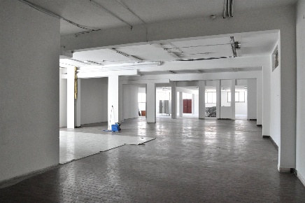Foto Locale commerciale a Lecco Caleotto di 1300 m² con 8 locali in affitto