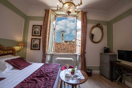 Foto Attività commerciale in via CALZAIUOLI, Firenze di 400 m² con 6 locali