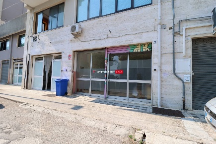 Foto Laboratorio in Via Alfonso Motolese, Martina Franca di 140 m²