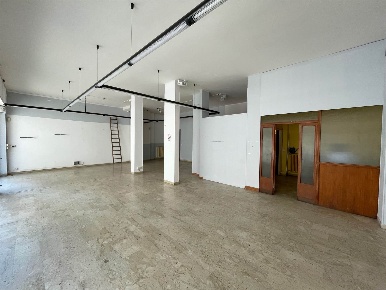 Foto Negozio in VIA ALESSANDRIA 6, Casale Monferrato Centro di 120 m²