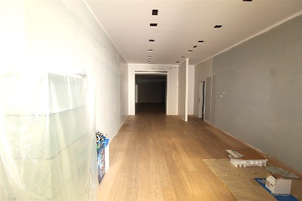 Foto Locale commerciale a Poggibonsi Centro di 215 m² con 4 locali