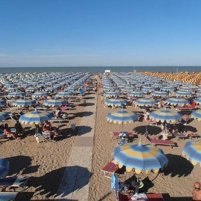 Foto Hotel a Rimini di 1850 m² con 60 locali in vendita