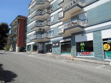 Foto Negozio in Via Kennedy 7, Noci Centro di 320 m² con 1 locali