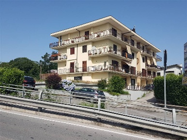 Foto Negozio in via Cesinali, Atripalda di 200 m² con 2 locali in affitto