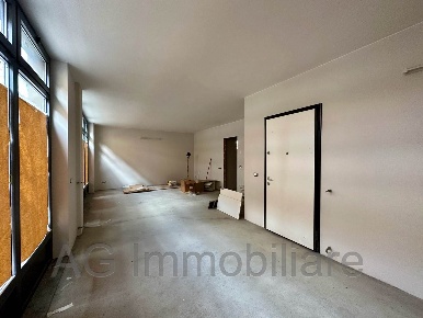 Foto Negozio in via Volturno, Verbania Intra di 63 m² con 2 locali
