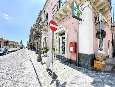 Foto Negozio in Via Roma 95, Belpasso Centro di 70 m² con 3 locali