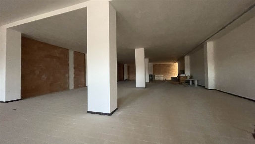 Foto Locale commerciale a Foggia Macchia Gialla - Ordona Sud di 880 m²