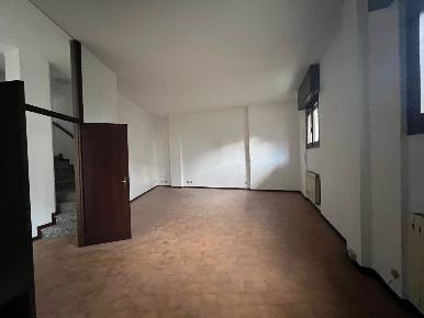 Foto Attività commerciale in Via Aldo Moro, Sondrio Centro di 93 m²