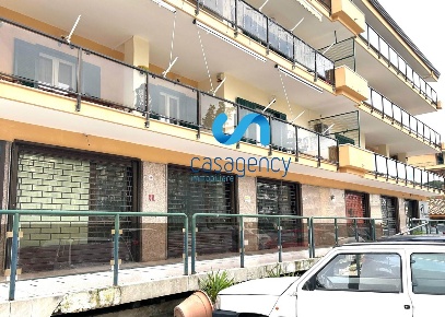 Foto Locale commerciale in VIA PETRARCA 13, Caserta Tredici di 300 m²