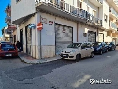 Foto Attività commerciale in via colombo, Grottaglie di 130 m² con 2 locali