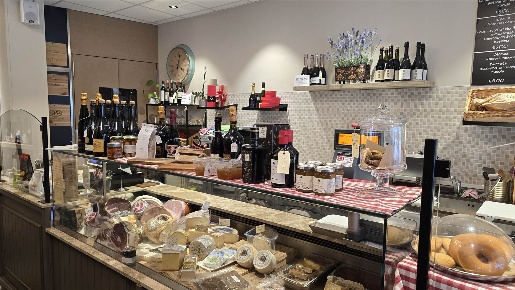 Foto Attività commerciale in Piazza Martiri 32, Reggiolo Centro di 60 m²