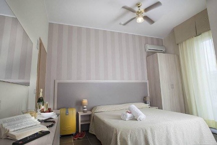 Foto Hotel a Rimini Torre Pedrera di 750 m² con 19 locali in vendita