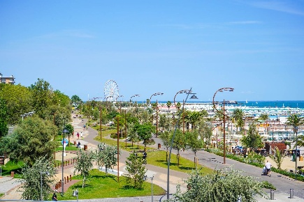 Foto Hotel a Rimini di 1400 m² con 40 locali in vendita