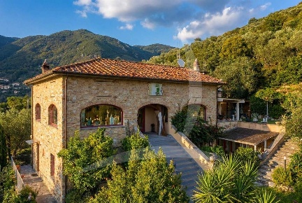 Foto Hotel a Camaiore Camaiore Paese di 370 m² con 24 locali in vendita