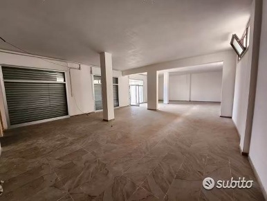 Foto Attività commerciale in via partigiani caduti, Grottaglie di 129 m²