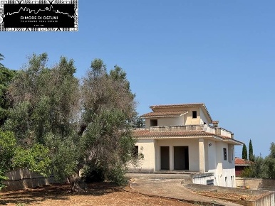 Foto Villa unifamiliare a Carovigno Centro di 260 m² con 10 locali