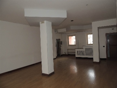 Foto Negozio in VIA EMO BATTISTI, Terni Centro di 75 m² con 1 locali