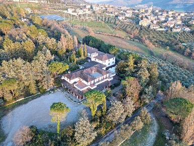 Foto Hotel a Magione Centro di 2330 m² con 50 locali in vendita