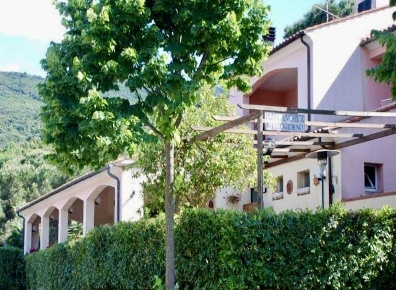 Foto Hotel a Marciana Marina Centro di 800 m² con 20 locali in vendita