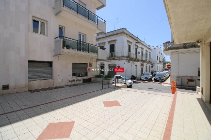 Foto Negozio in Via Berardo Leone 5, Martina Franca di 143 m² con 2 locali